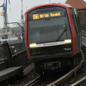 Eine U-Bahn der Linie U3 fährt in den Bahnhof Baumwall hinein. (Symbolbild)