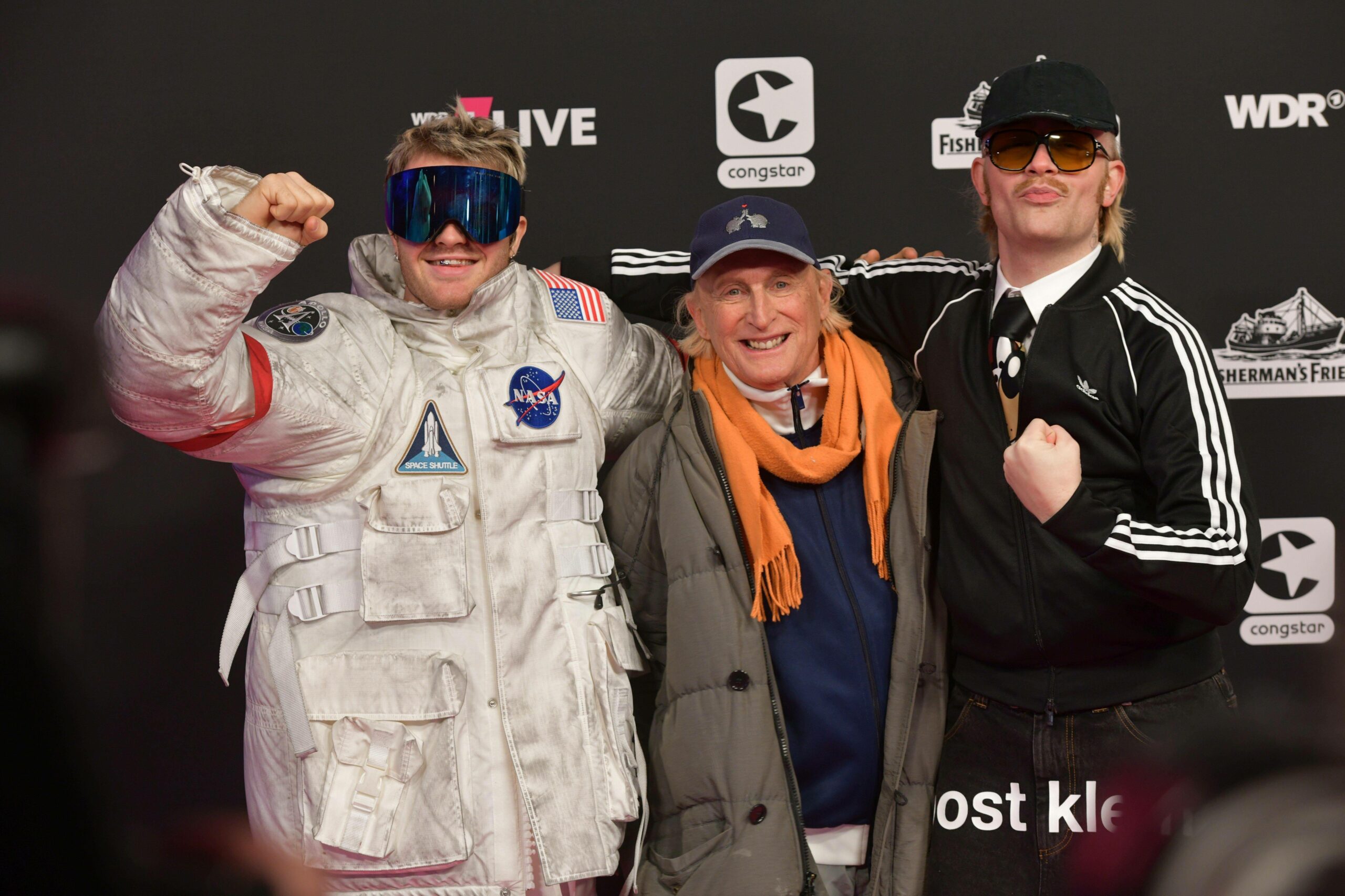 Ski Aggu (v.l.), Otto und Joost bei der 1Live Krone am 30. November 2023 am Lokschuppen in Bielefeld.