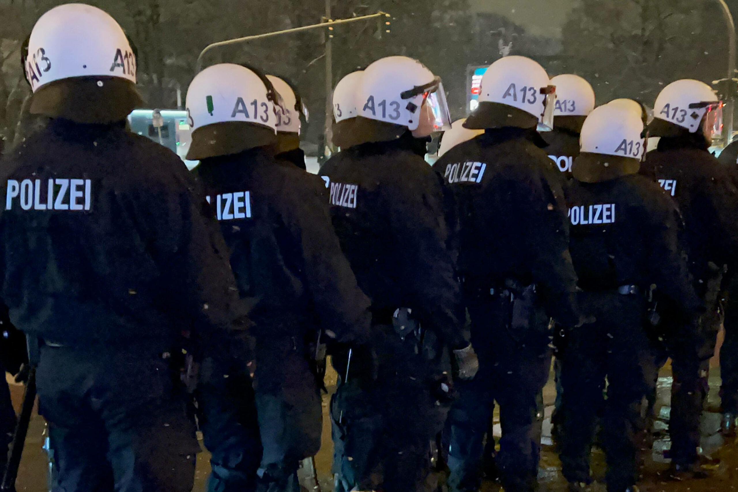 Polizisten im Einsatz stehen auf einer Straße in Hamburg. (Symbolbild)