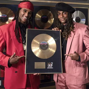 Elan Ben Ali (l.) und Tijan Njie als Milli Vanilli-Protagonisten Fab Morvan und Rob Pilatus.