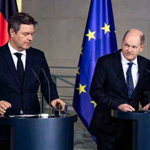 Bundeskanzler Olaf Scholz (r.) und Bundeswirtschaftsminister Robert Habeck nach der viel kritisierten Einigung im Haushaltsstreit