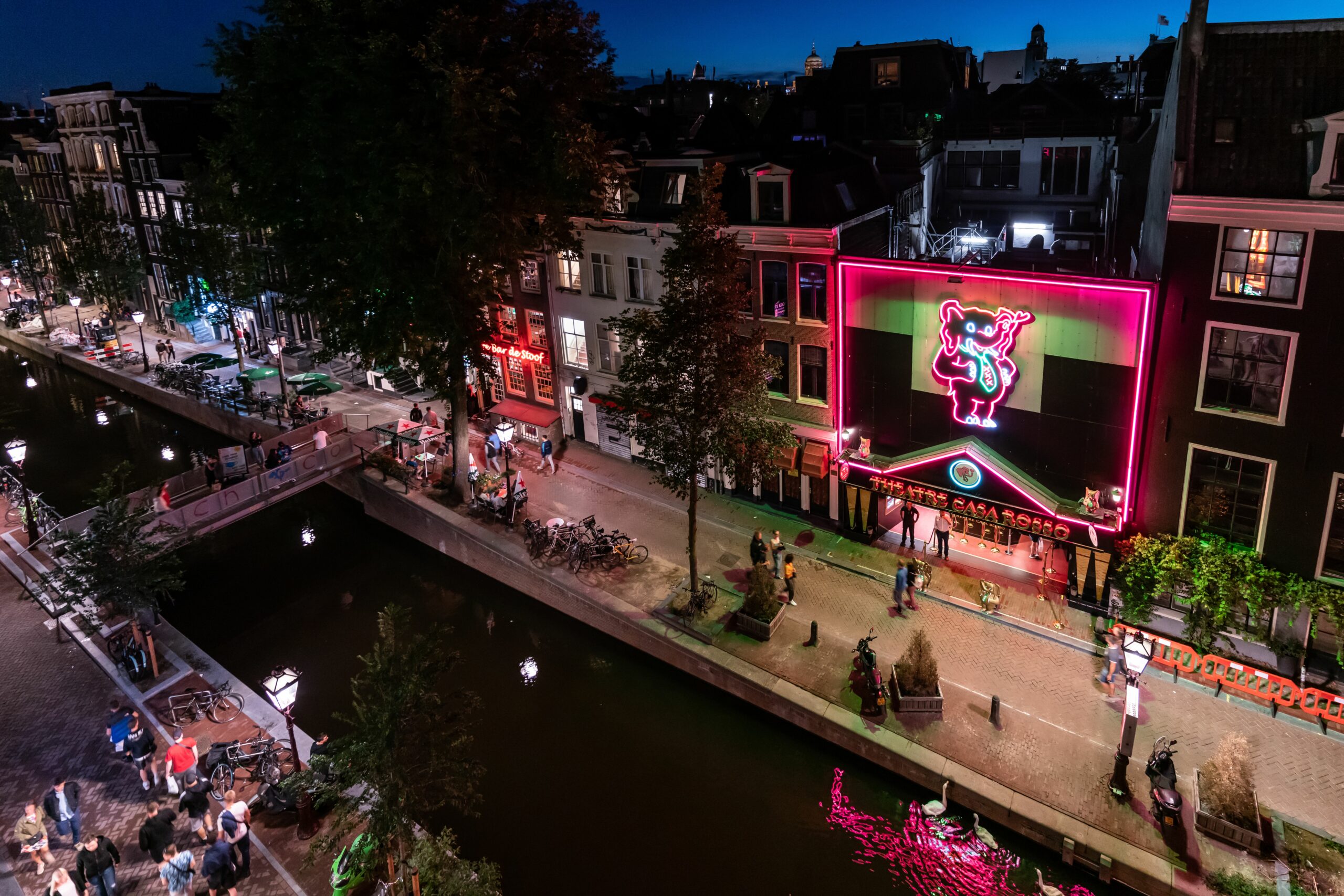 Ein Blick aus der Luft auf Sex-Clubs und die berühmten Fensterfronten im Amsterdamer Altstadtviertel De Wallen, hinter denen Prostituierte ihre Arbeit anbieten