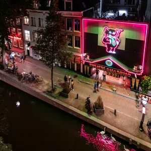 Ein Blick aus der Luft auf Sex-Clubs und die berühmten Fensterfronten im Amsterdamer Altstadtviertel De Wallen, hinter denen Prostituierte ihre Arbeit anbieten