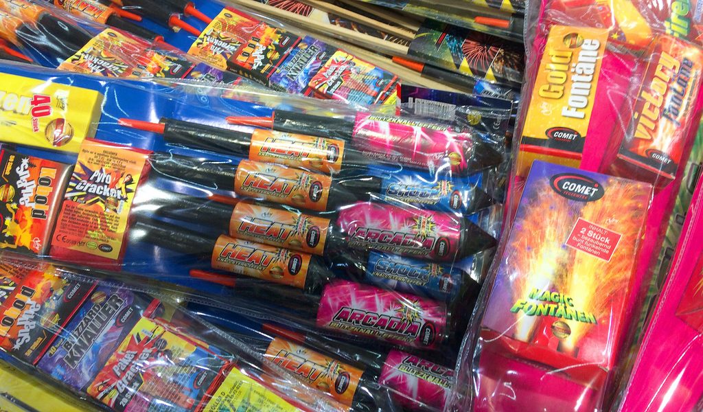 B-ller-Irrsinn-vor-Silvester-Familienv-ter-beschie-en-Autos-mit-Feuerwerk