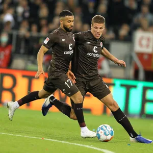 Daniel-Kofi Kyereh und Jakov Medic im Trikot des FC St. Pauli