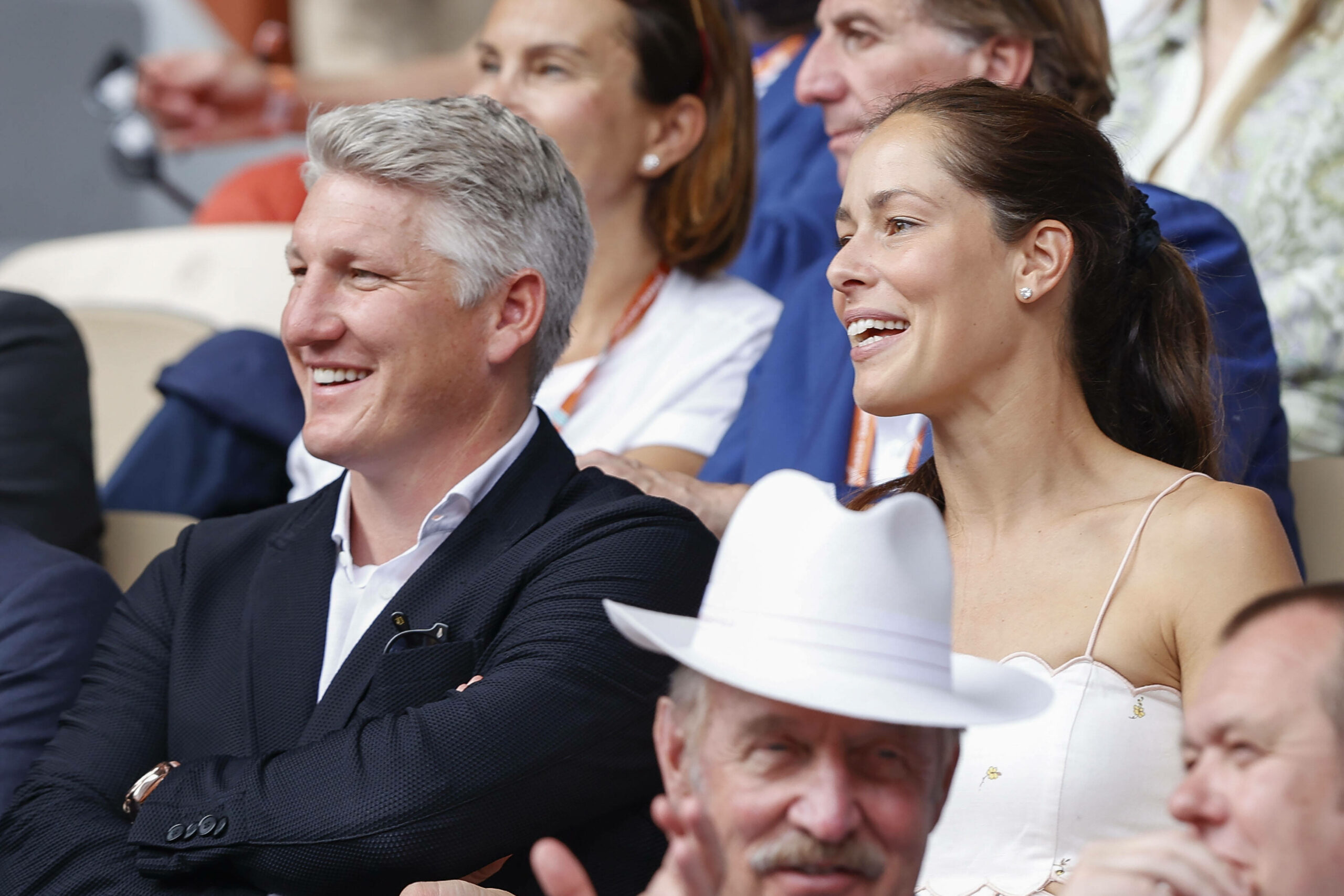 Bastian Schweinsteiger und Ana Ivanovic gucken bei den French-Open zu.