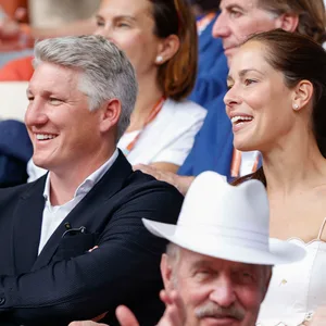 Bastian Schweinsteiger und Ana Ivanovic gucken bei den French-Open zu.