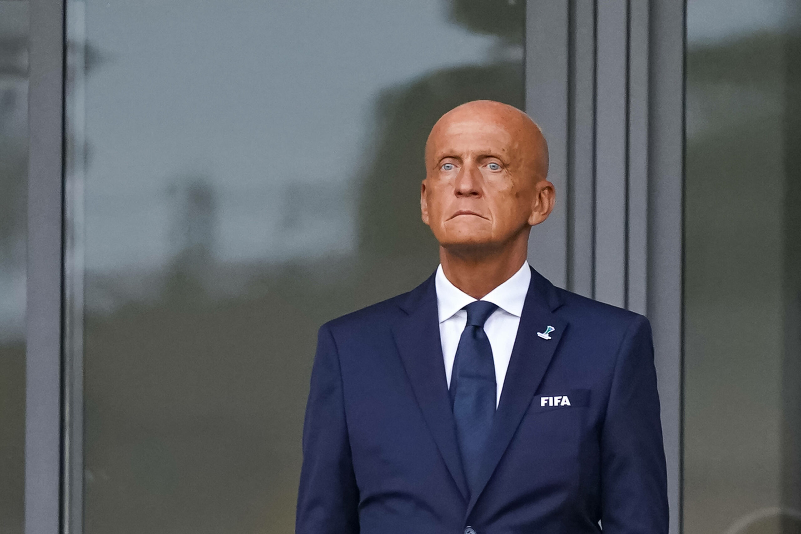Pierluigi Collina im Anzug der FIFA.
