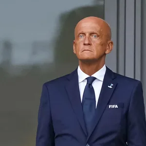 Pierluigi Collina im Anzug der FIFA.