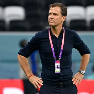 Oliver Bierhoff mit den Händen in den Hüften, nach dem Ausscheiden bei der WM.