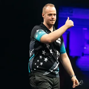 Max Hopp zeigt den Daumen nach oben