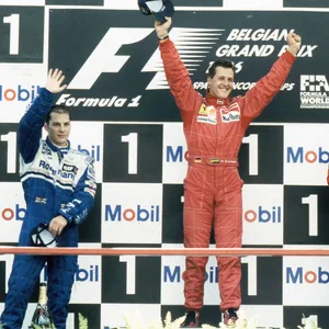 Michael Schumacher jubelt nach Formel-1-Sieg