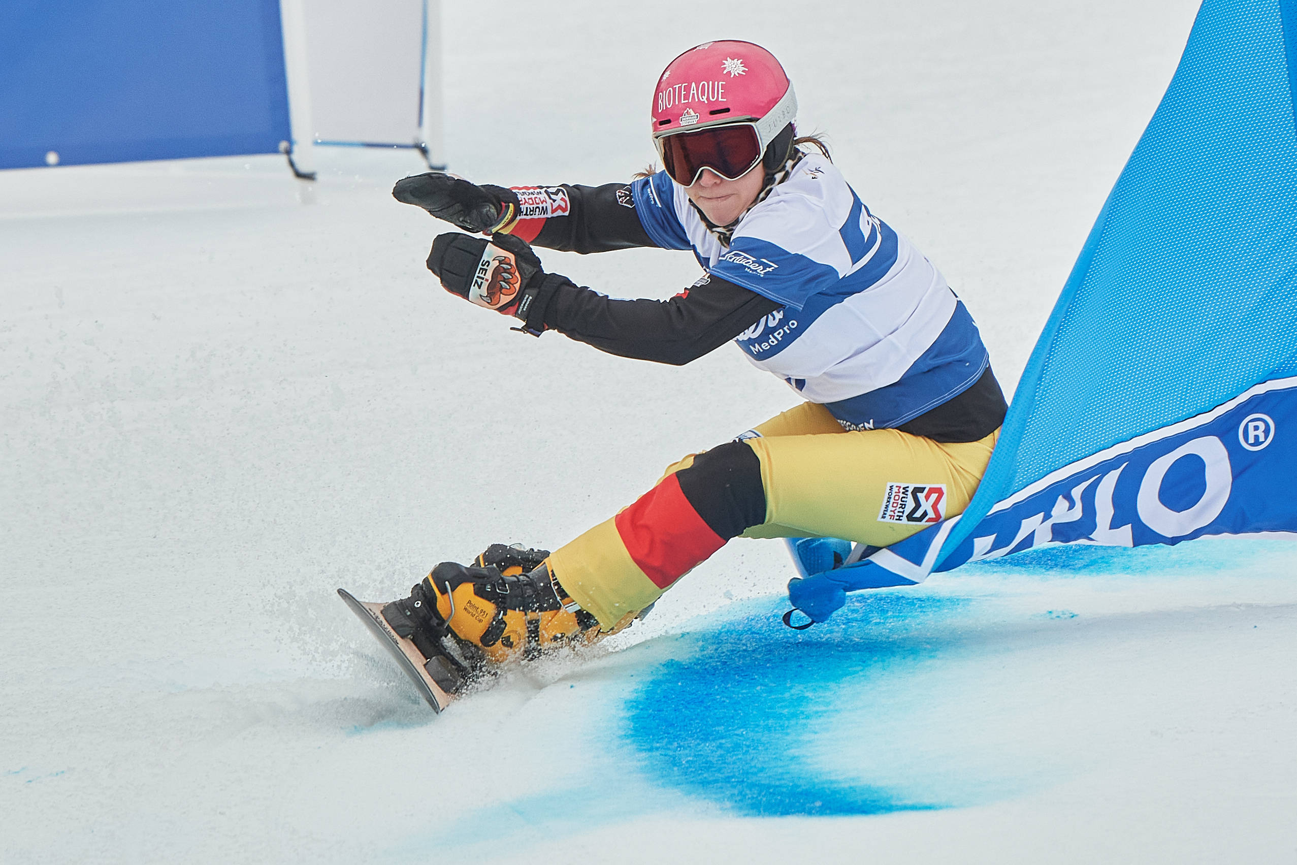 Ramona Hofmeister umkurvt mit ihrem Snowboard eine Fahne.