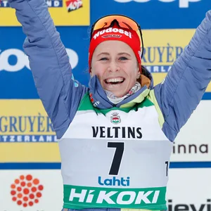 Katharina Hennig jubelt auf dem Podest