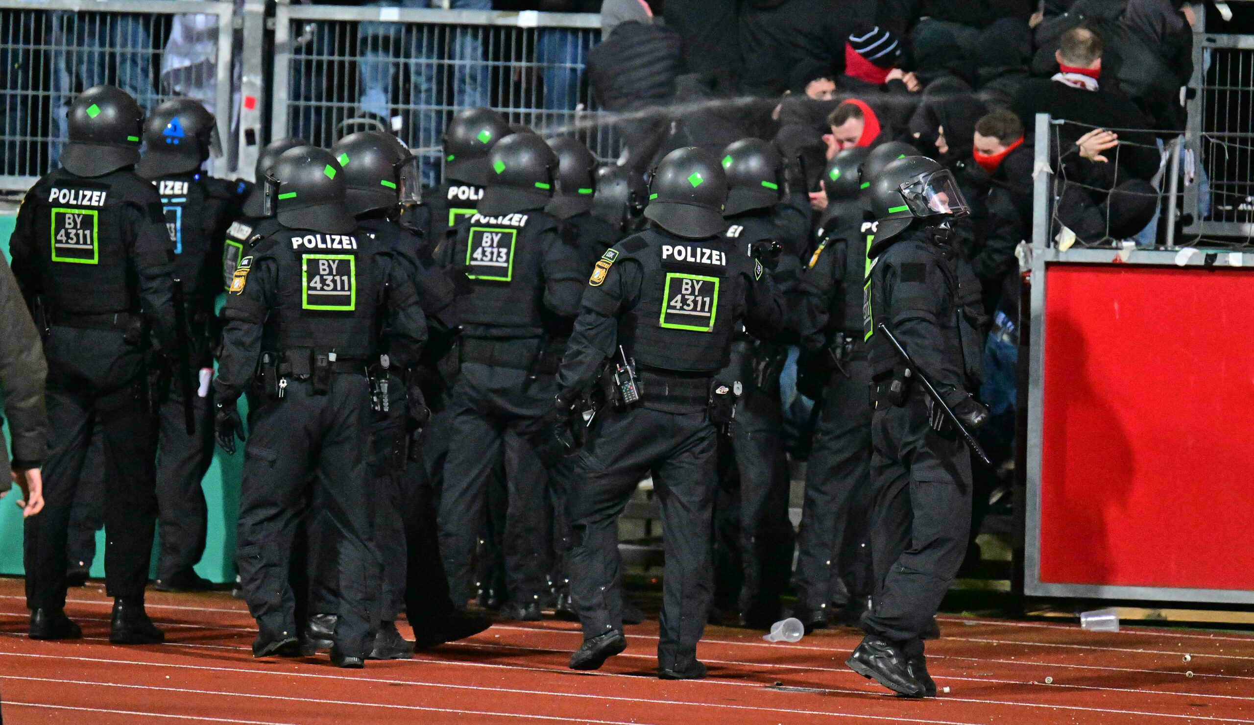 Die Polizei geht gegen die Nürnberg-Fans vor.