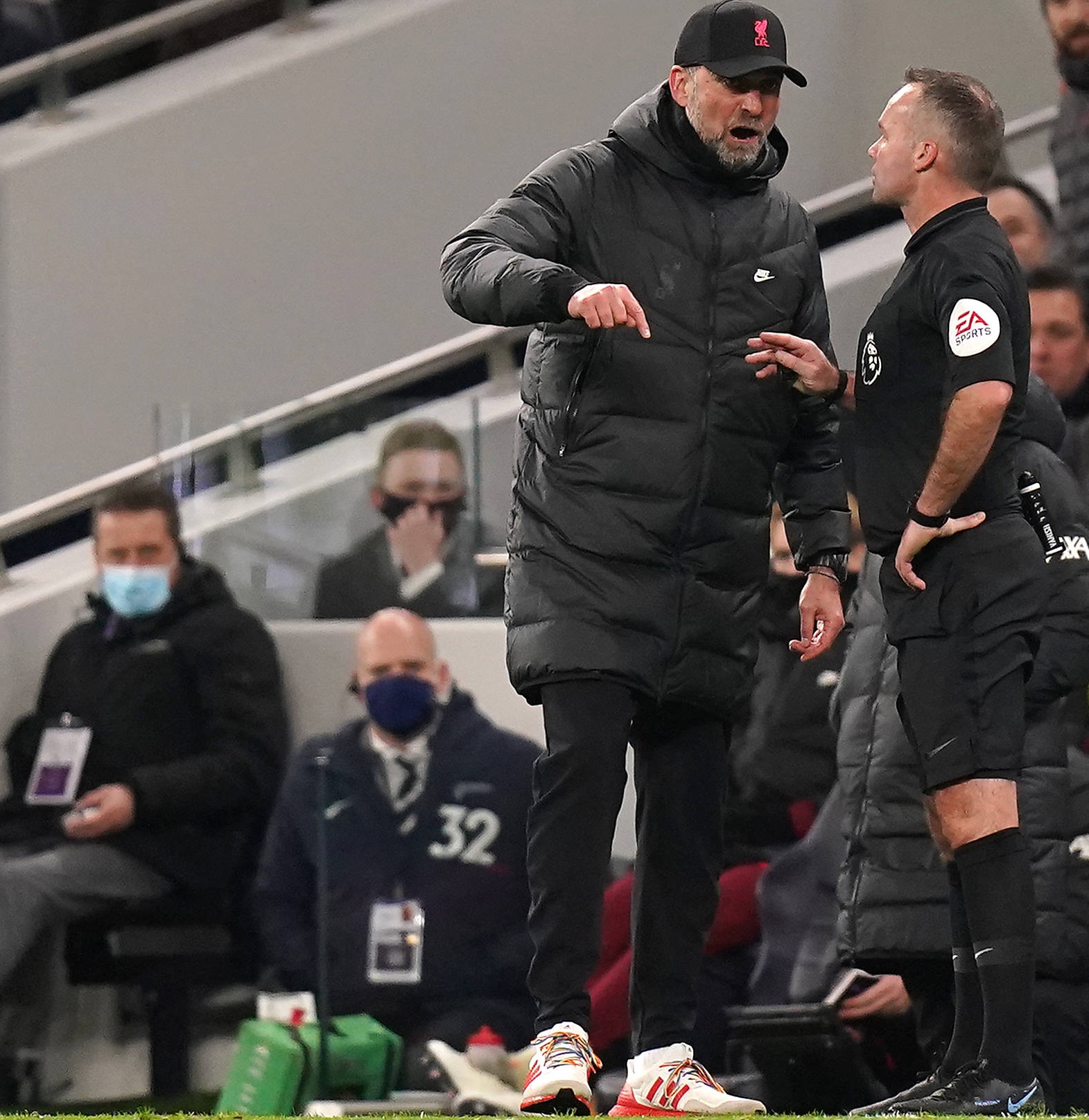 Jürgen Klopp diskutiert mit Referee Paul Tierney