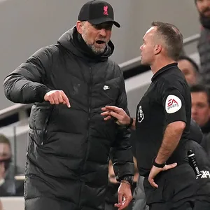 Jürgen Klopp diskutiert mit Referee Paul Tierney