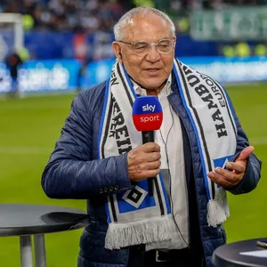 Felix Magath mit HSV-Schal