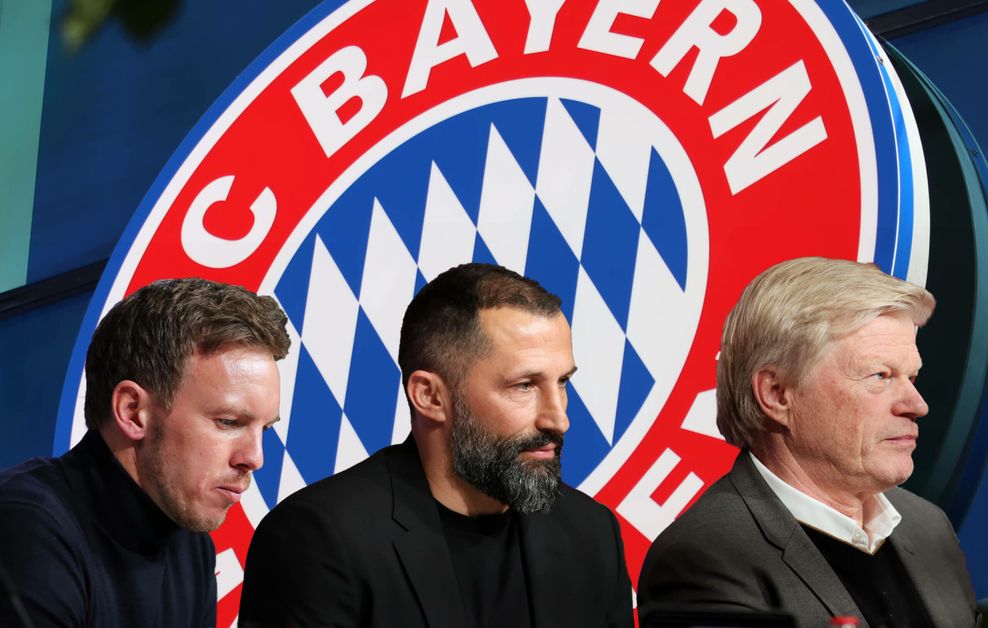 Julian Nagelsmann, Hasan Salihamidiz und Oliver Kahn vor dem Bayern-Logo