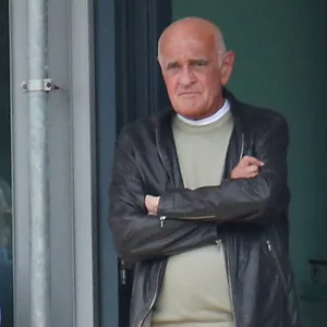 Martin mit verschränkten Armen auf der Tribüne.