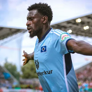 Bakery Jatta breitet zum Jubeln die Arme aus. Schon drei Tore in zwei Pokalspielen hat der HSV-Stürmer in dieser Saison erzielt.