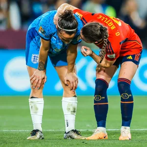 Lucy Bronze (l.) und Ona Bastille (r.)