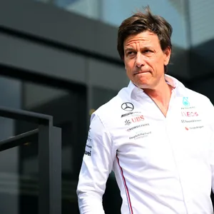 Toto Wolff im weißen Mercedes-Shirt.