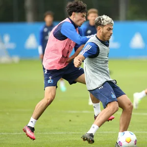 Nicolas Oliveira und William Mikelbrencis beim HSV-Training