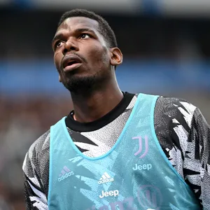 Paul Pogba schaut nach oben