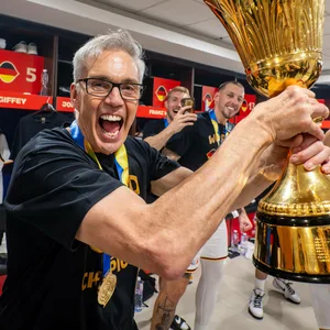 Gordon Herbert mit dem WM-Pokal