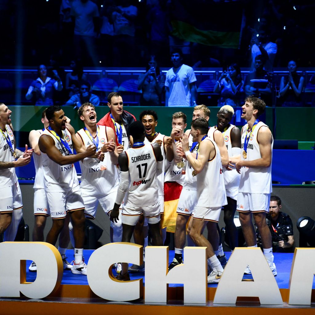 Die deutschen Basketballer feiern den Titelgewinn der Weltmeisterschaft