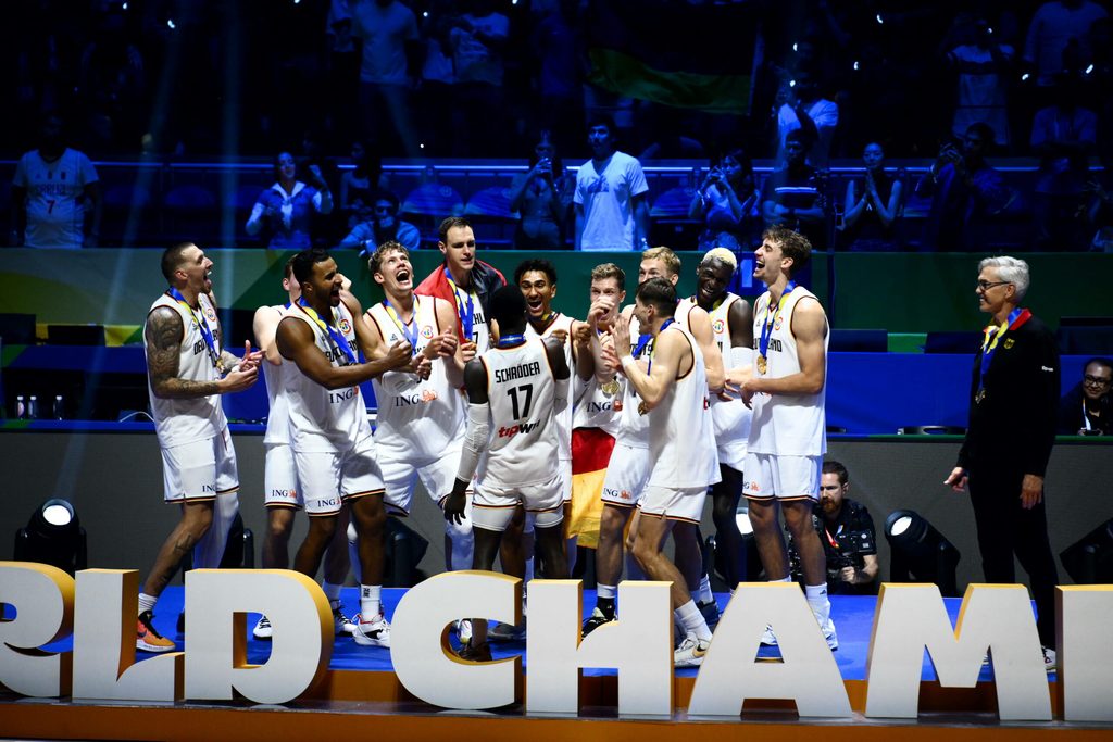 Die deutschen Basketballer feiern den Titelgewinn der Weltmeisterschaft