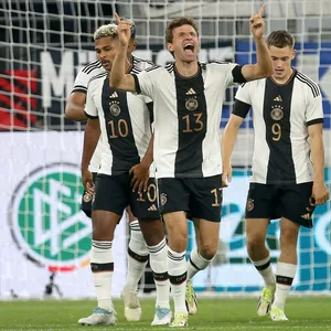 v.l Serge Gnabry, Thomas Müller und Florian Wirtz