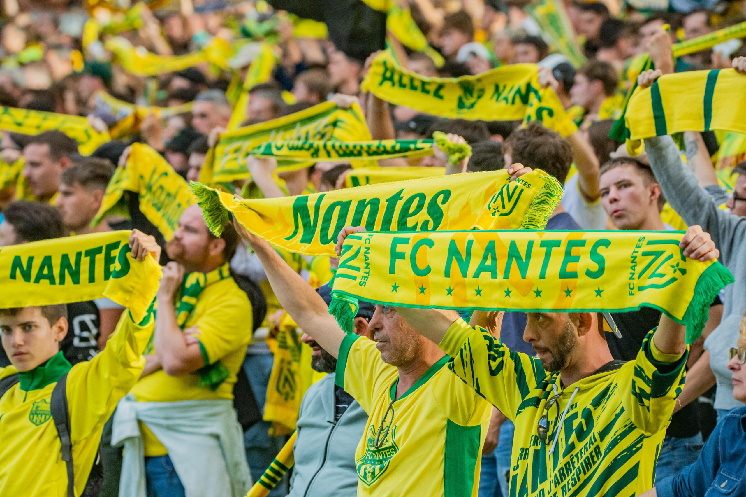 Fans mit Schal des FC Nantes