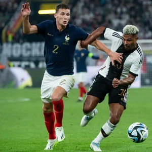 Serge Gnabry (r.) und Benjamin Pavard (l.) im Zweikampf