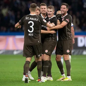 Mannschaft des FC St. Pauli jubelt