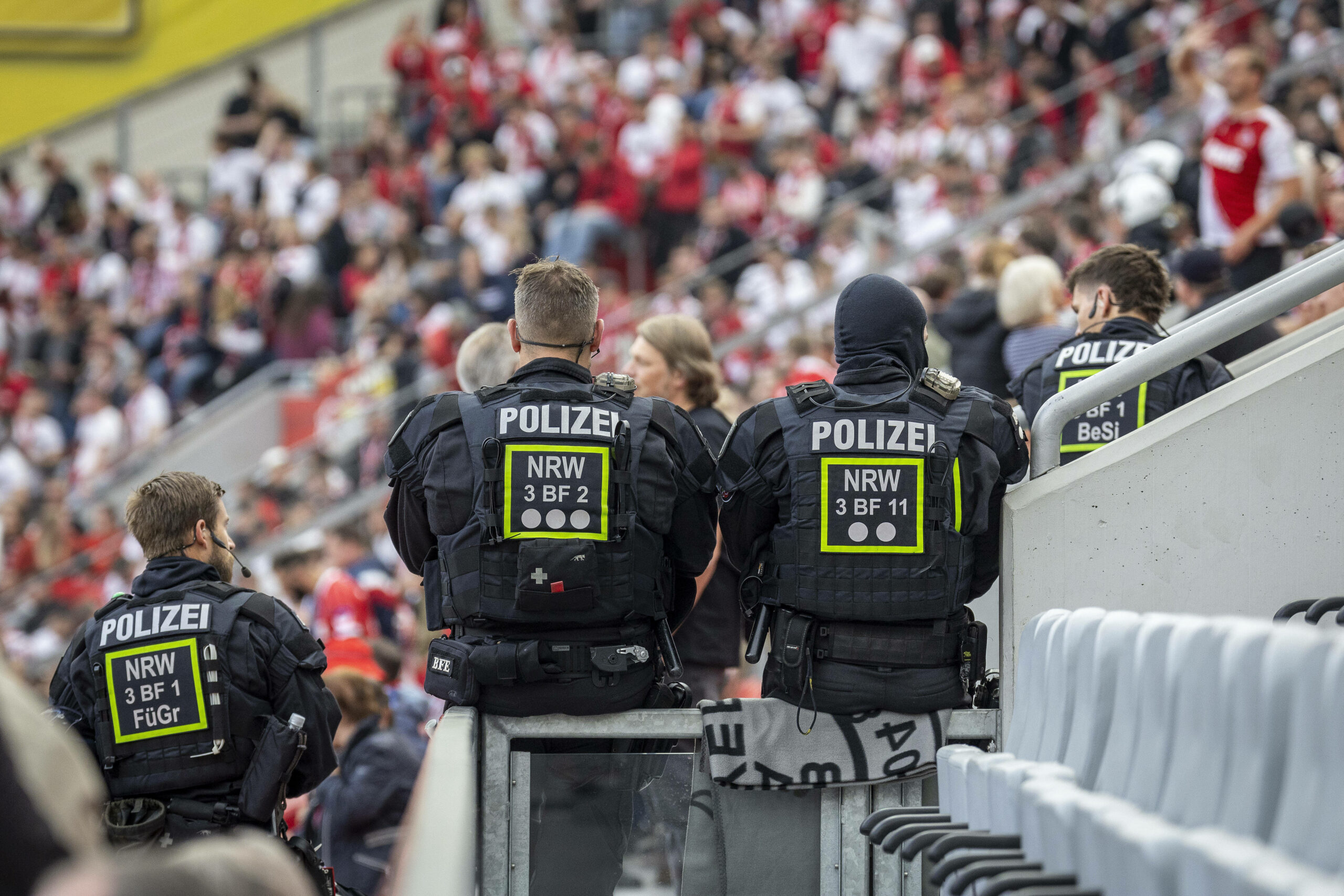 Polizei im Stadion von Bayer Leverkusen