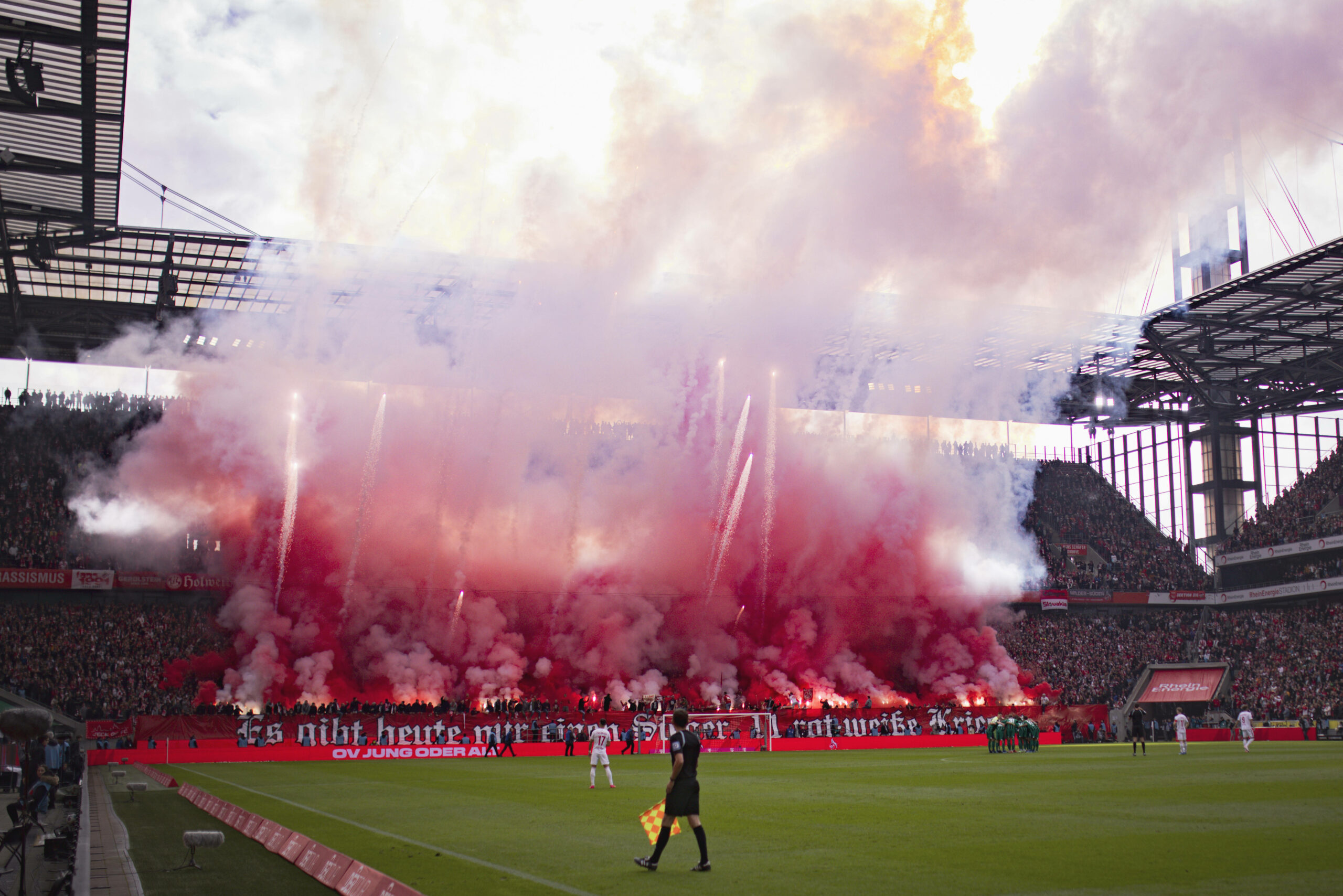 Die Fans des 1.FC Kölns zünden Pyro während eines Fußballspiels
