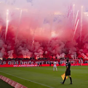 Die Fans des 1.FC Kölns zünden Pyro während eines Fußballspiels