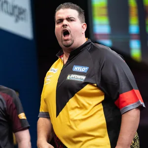 Gabriel Clemens jubelt auf der Darts-Bühne.