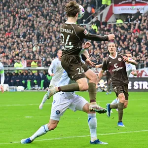 Connor Metcalfe und Jackson Irvine (FC St. Pauli) im Spiel gegen den Karlsruher SC