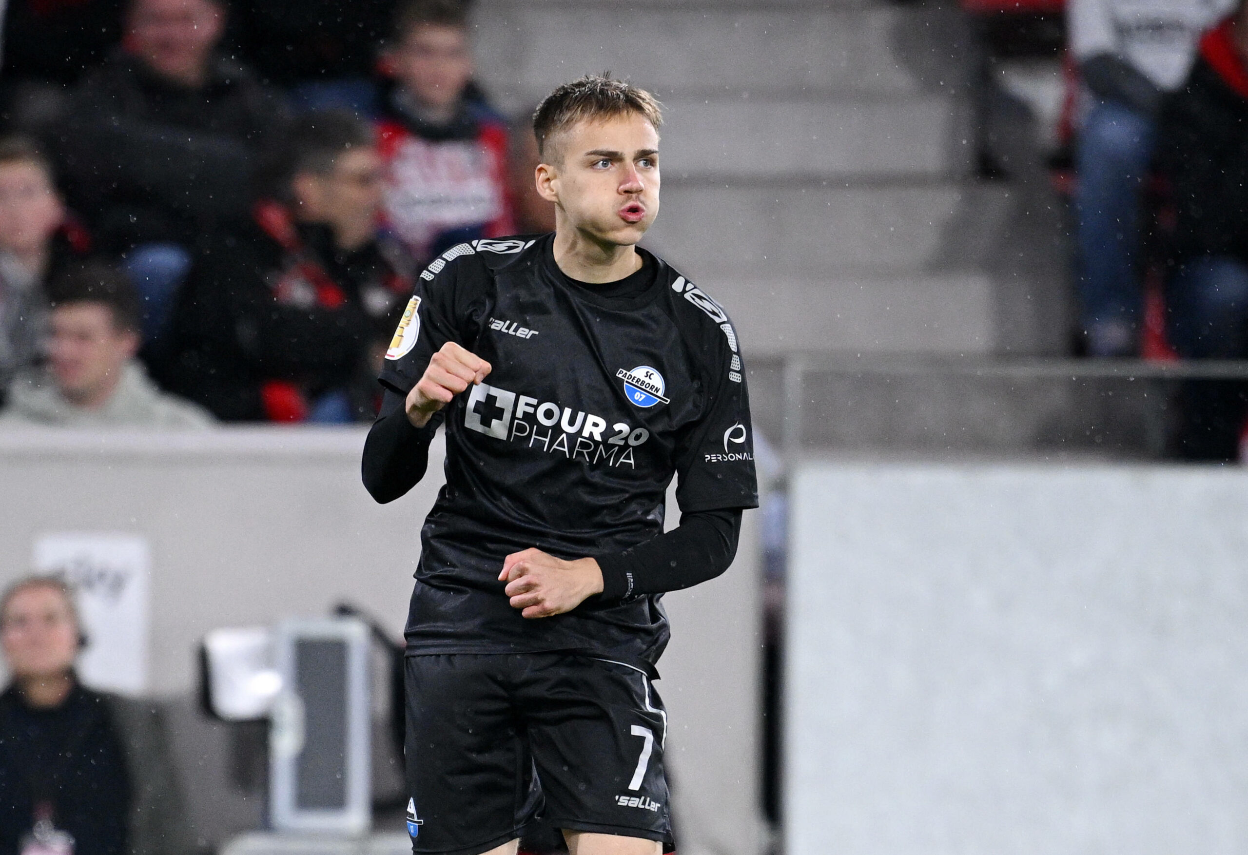 Filip Bilbija bejubelt ein Tor für den SC Paderborn