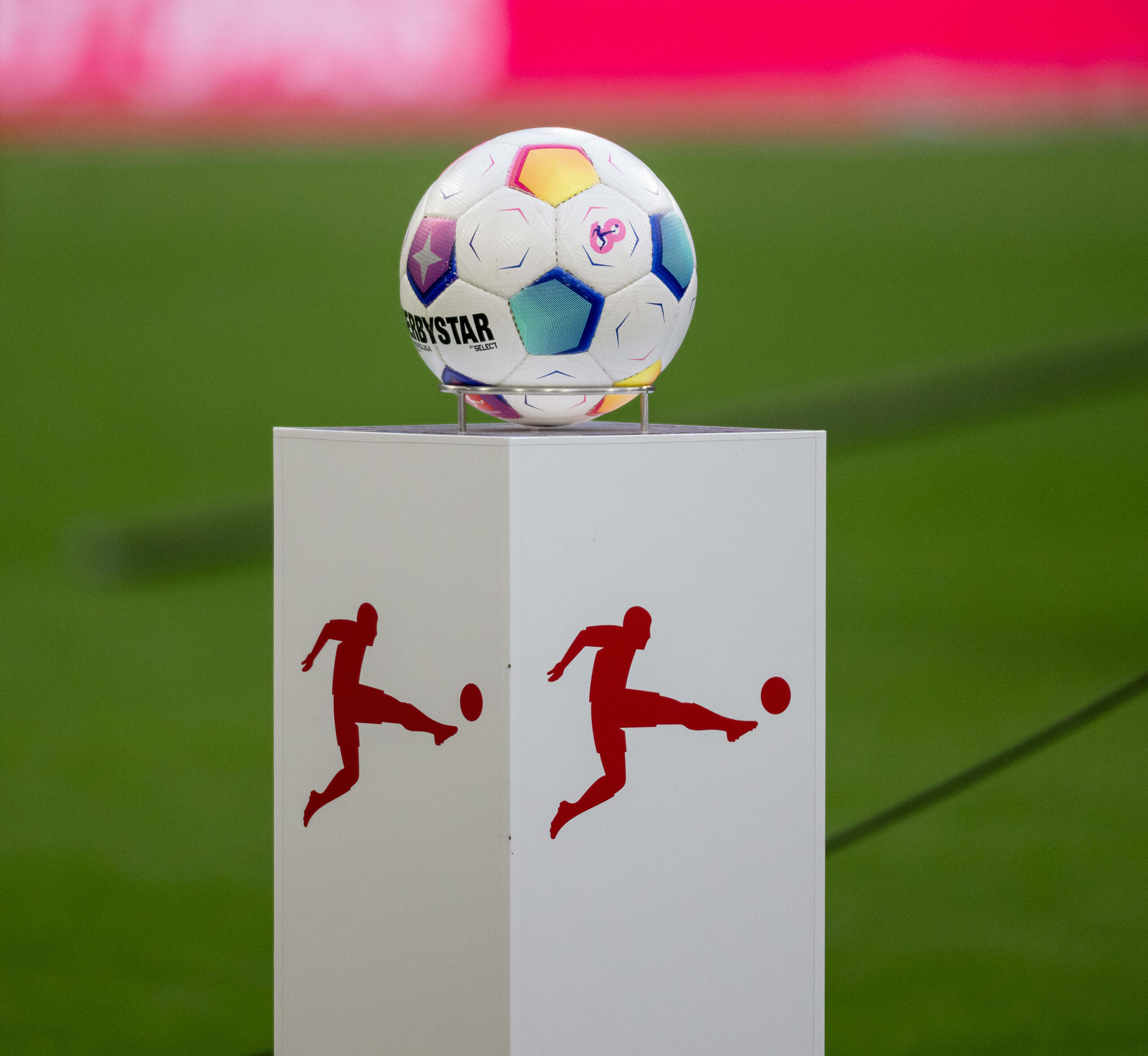 Spielball auf Podest mit Logo der Fussballbundesliga, Symbolfoto