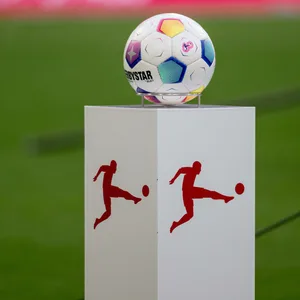 Spielball auf Podest mit Logo der Fussballbundesliga, Symbolfoto