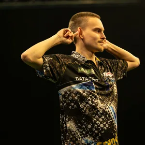 Ricardo Pietreczko hält sich die Hände an das Ohr