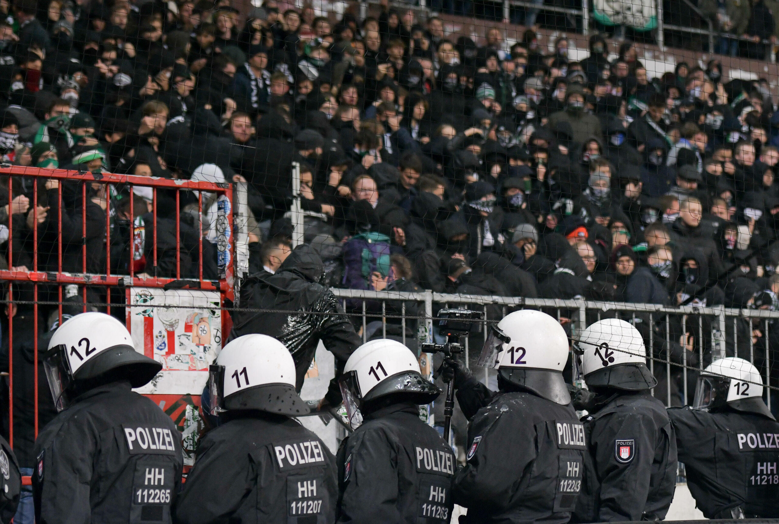 Polizeieinsatz beim Spiel des FC St. Pauli gegen Hannover 96