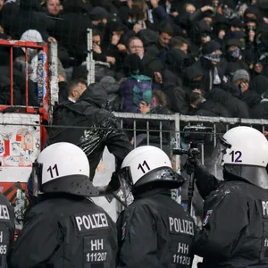 Polizeieinsatz beim Spiel des FC St. Pauli gegen Hannover 96