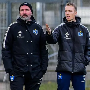 Tim Walter und Sebastian Schonlau während eines HSV-Testspiels am Seitenrand im Gespräch