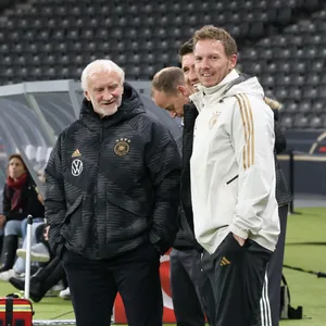 Rudi Völler und Julian Nagelsmann bei einem DFB-Abschlusstraining