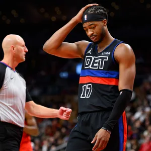 Stanley Umude fasst sich an den Kopf